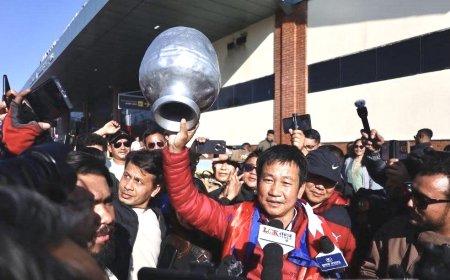 धरानका मेयर हर्क साम्पाङ खाली गाग्री बोकेर काठमाडौंमा